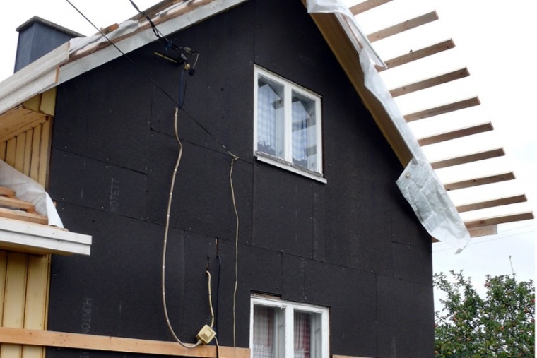 The Fredrikssons decided to install new insulation laminates to maximise energy efficieny.